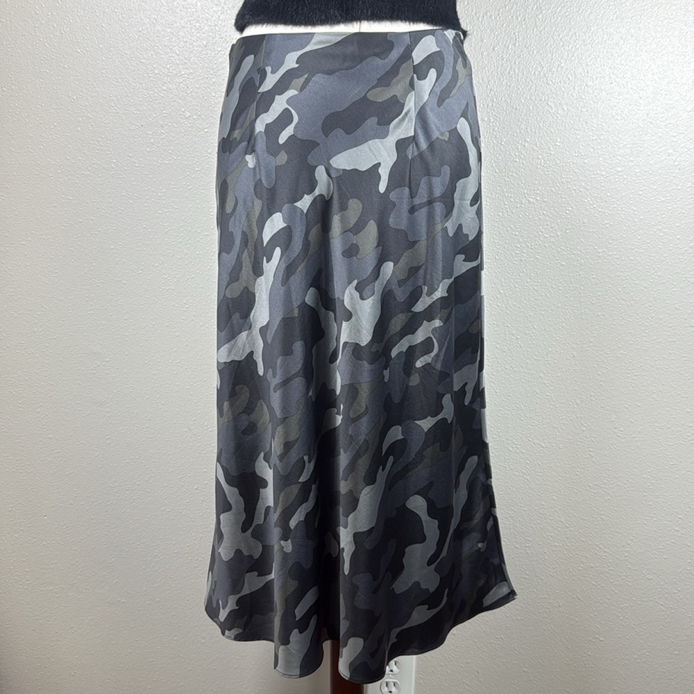EXPRESS Satin Dark Camo Midi Skirt SM Flouncy Zip Gray Black Fall Neutral Read - Picture 6 of 15